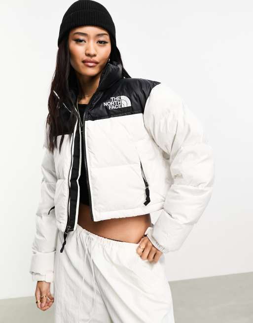 The North Face Nuptse Kurz geschnittene Daunen Pufferjacke in Creme und Schwarz ASOS