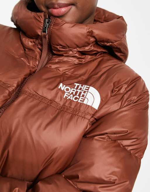 The North Face - Nuptse - Parka taglio lungo marrone con imbottitura in piuma e cintura, 3 di 4