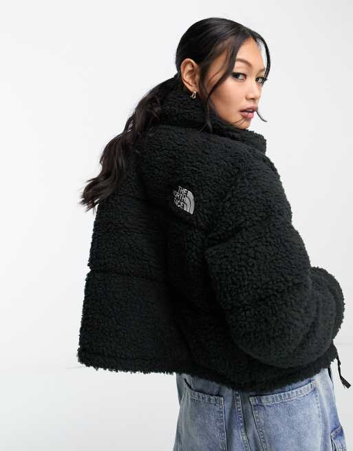 The North Face – Nuptse – Svart kort pufferjacka i teddy med dun 