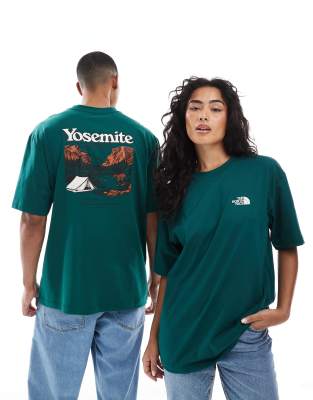 The North Face - Oversize-T-Shirt in Dunkelgrün mit „Yosemite"-Postkarten-Print auf dem Rücken