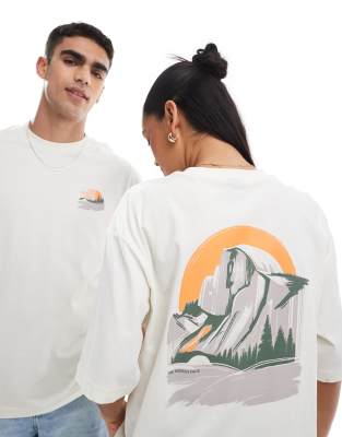 The North Face - Oversize-T-Shirt in Wollweiß mit Bergansicht-Rückenprint, exklusiv bei ASOS