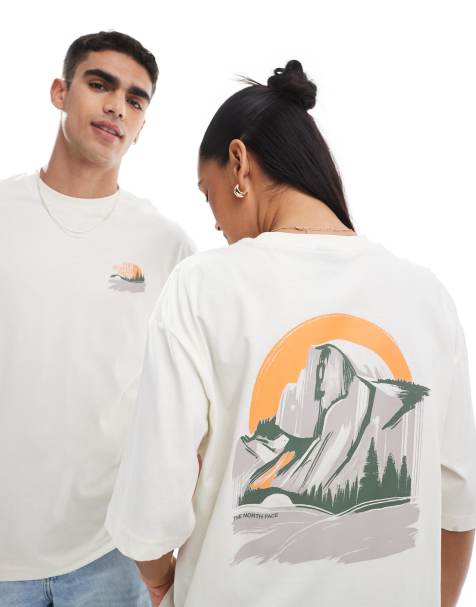 The North Face – Oversize-T-Shirt in Wollweiß mit Bergansicht-Rückenprint, exklusiv bei ASOS - view 1