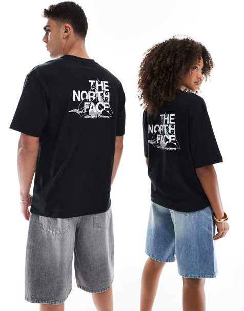 The North Face - Oversized T-shirt met geschetste bergprint op de achterkant in zwart - view 1