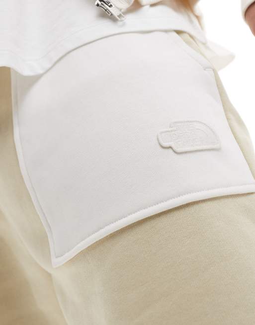 The North Face - Pantaloncini regular fit in spugna beige, 2 di 5