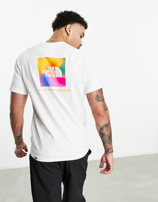 The North Face - Pride - Redbox - T-shirt met print op de achterkant in wit