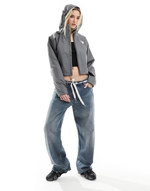 The North Face – Quest – Kurz geschnittene Jacke in Dunkelgrau mit