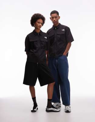 The North Face The North Face Rager unisex zip pocket short sleeve shirt in black