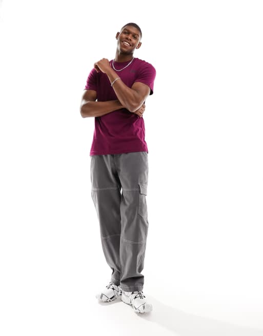 The North Face – Red Box – Vinröd t-shirt med tryck baktill, 4 av 4