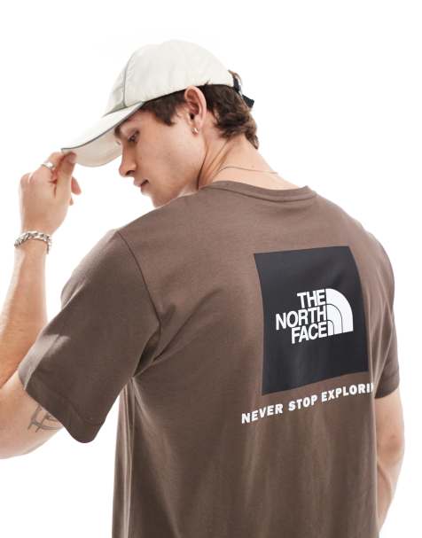 The North Face – Redbox – Brązowy T-shirt z nadrukiem na plecach - view 1