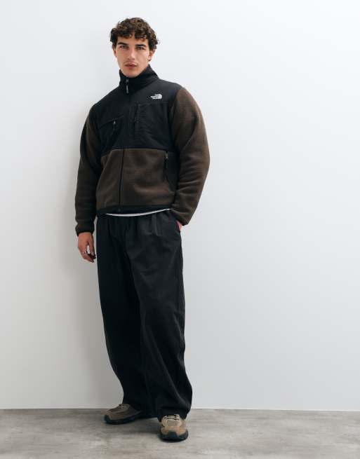 The North Face Retro Denali jack in bruin en zwart, 3 van 5