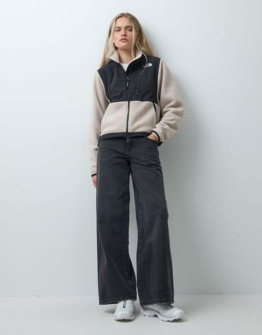 The North Face Retro-Denali-Jacke in Taupe und Schwarz, 2 von 4