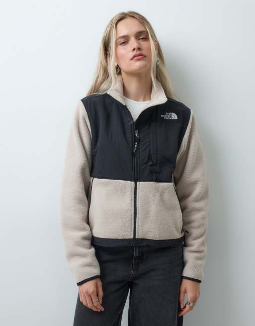 The North Face Retro-Denali-Jacke in Taupe und Schwarz, 3 von 4