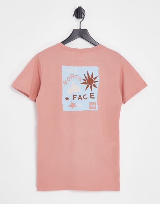 The North Face – Różowy T-shirt z nadrukiem słońca i gwiazd – Tylko w ASOS
