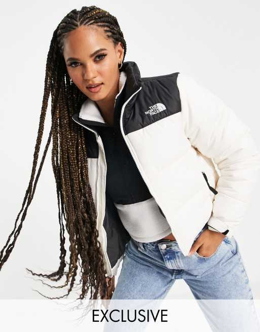 The North Face – Saikuru – Kurz geschnittene Jacke in gebrochenem Weiß, exklusiv bei ASOS