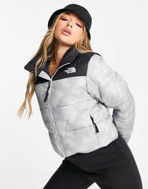 The North Face Saikuru Kurz geschnittene Jacke mit Batikmuster in Grau exklusiv bei ASOS