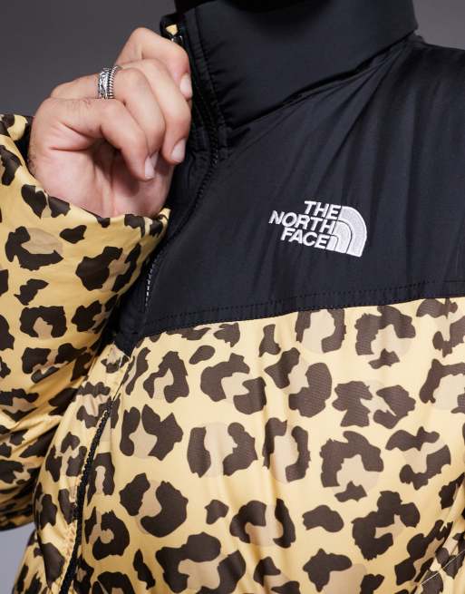 The North Face Saikuru Pufferjacke mit Leopardenmuster und Logo exklusiv bei ASOS