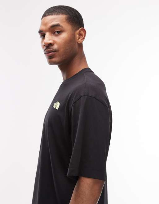 The North Face - Sort T-shirt med blomsterprint på ryggen, 3 af 5