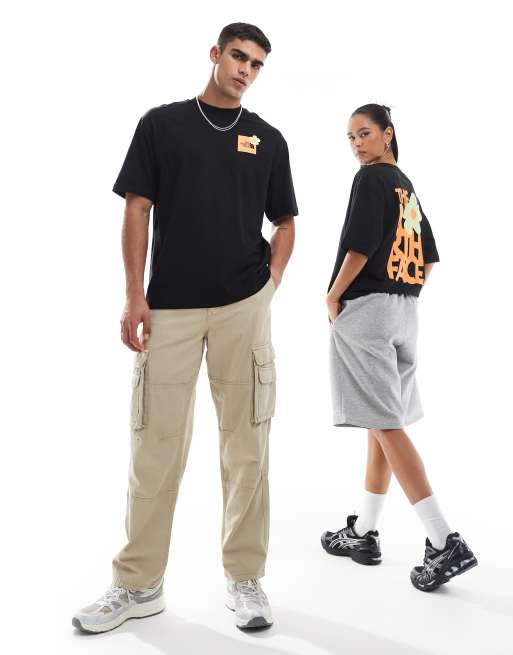 The North Face – Svart t-shirt i oversize med blomtryck baktill, 2 av 4