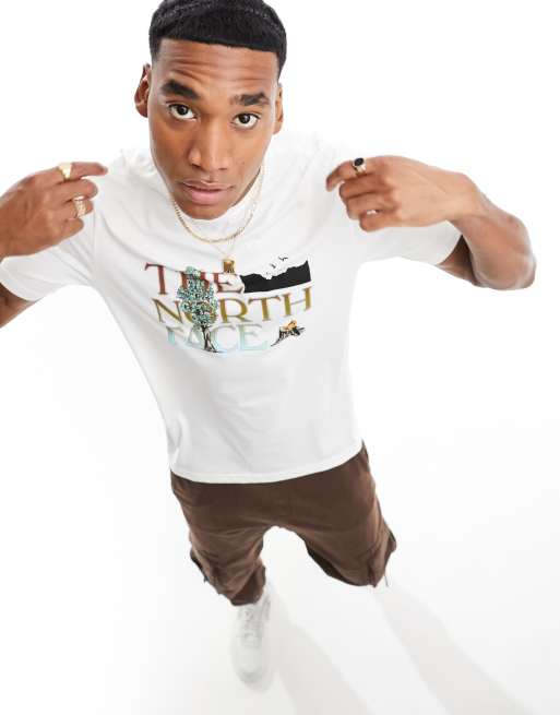 The North Face - T-shirt avec imprimé graphique sur la poitrine - Blanc cassé