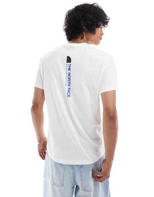 The North Face - T-shirt bianca con stampa sul retro di logo verticale, 4 di 4