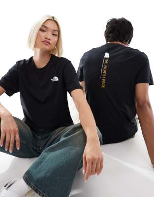 The North Face - T-Shirt in Schwarz mit vertikalem Logoprint am Rücken