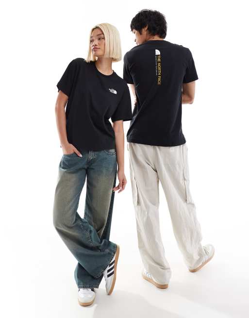 The North Face – T-Shirt in Schwarz mit vertikalem Logoprint am Rücken, 2 von 4