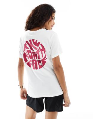 The North Face - T-Shirt in Weiß mit rundem Logoprint auf dem Rücken