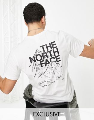 The North Face - T-shirt in wit met lijntekening van berglandschap, exclusief bij ASOS
