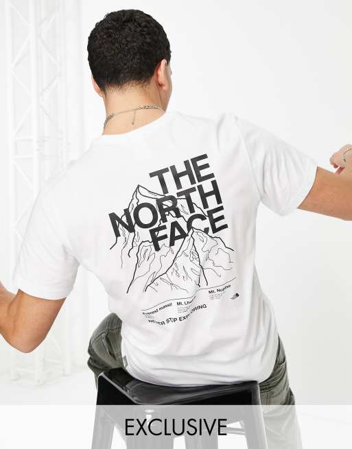 The North Face - T-shirt in wit met lijntekening van berglandschap, exclusief bij ASOS |