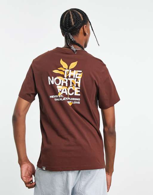 The North Face - T-shirt marrone con grafica di foglie stampata sul retro - In esclusiva per ASOS