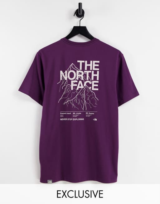 The North Face - T-shirt met lijntekening van berglandschap in bordeauxrood, exclusief bij ASOS