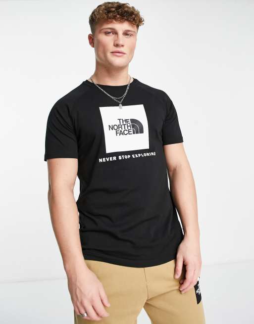 The North Face - T-shirt nera con maniche raglan e logo rosso quadrato