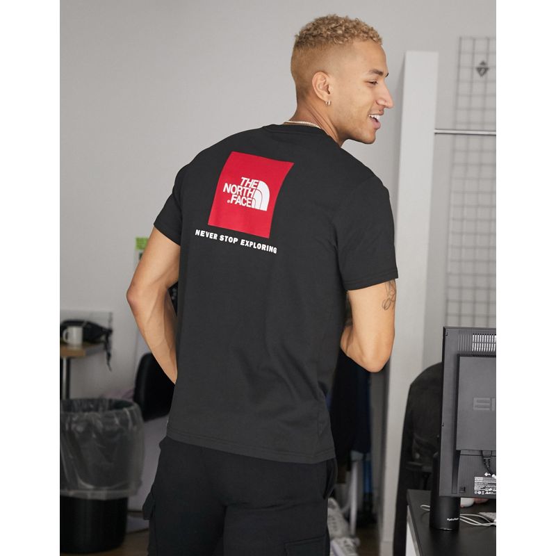 Activewear Top The North Face - T-shirt nera con riquadro rosso