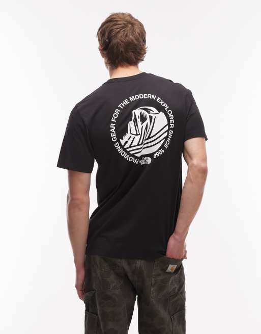 The North Face - T-shirt nera con stampa sul retro con montagna