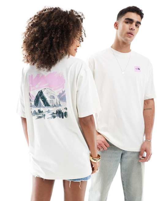 The North Face – T-shirt oversize w kolorze złamanej bieli z grafiką z namiotem na plecach – Tylko w ASOS