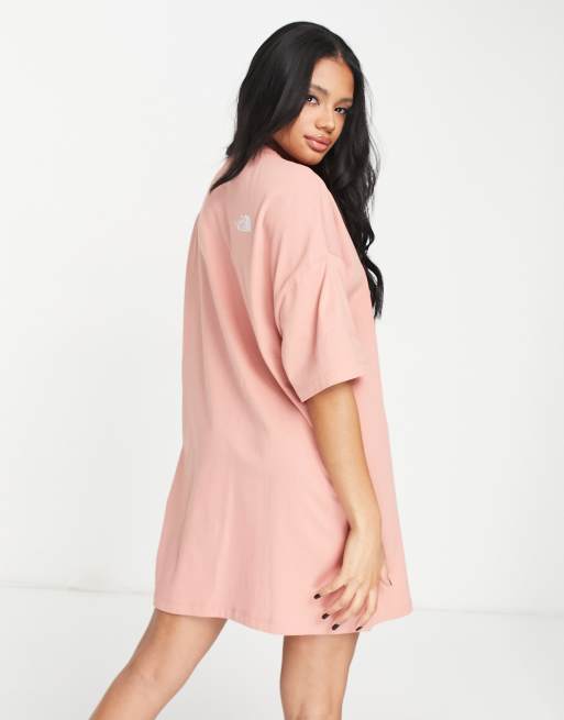 The North Face - T-shirtjurk in roze - Exclusief op ASOS , 2 van 4