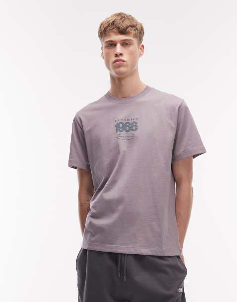 The North Face – Track – Locker geschnittenes T-Shirt in Grau mit Rückenprint - view 1