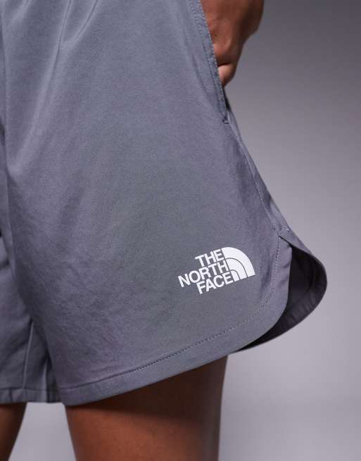 The North Face - Training - Flex - Geweven short van 5" met logo in grijs, 3 van 5