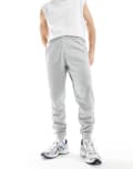 [The North Face] The North Face Training Reaxion fleece trackies in grey S GREY