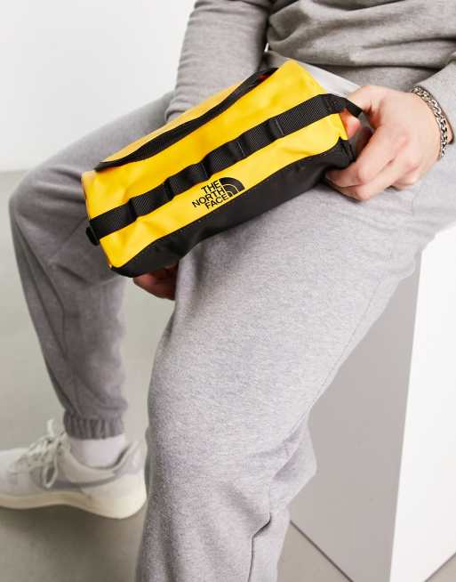 The North Face - Travel Canister - Petite trousse de toilette 3,5 L avec miroir intérieur - Jaune