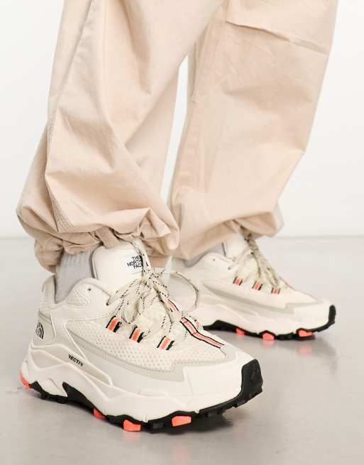 The North Face – VECTIV Taraval – Trail-Sneaker in gebrochenem Weiß