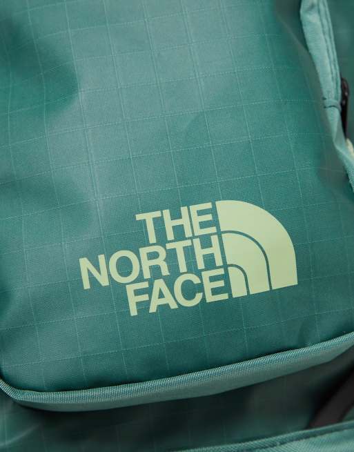 The North Face Voyager tote bag in green, 2 of 4