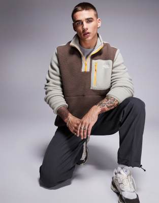 The North Face - Yumiori - Pile marrone colorblock con zip corta