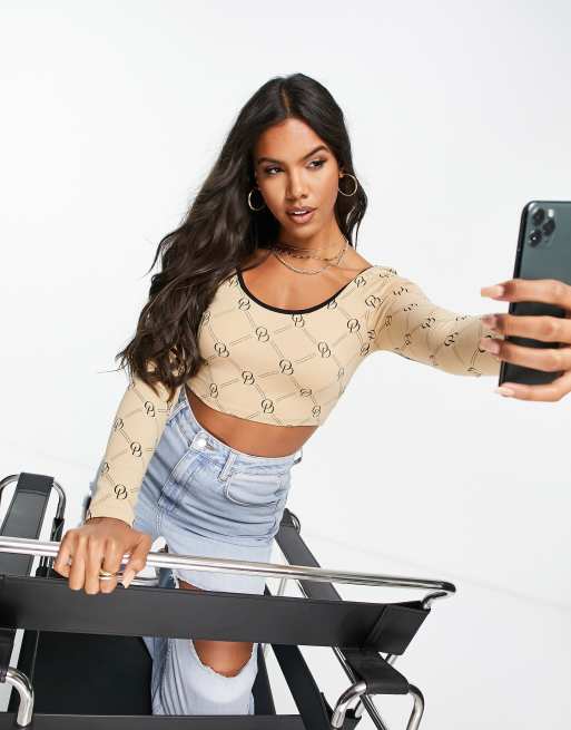 The O Dolls Collection – Langärmlig, kurz geschnittenes Oberteil in Hellbraun mit buntem Kontrastdruck