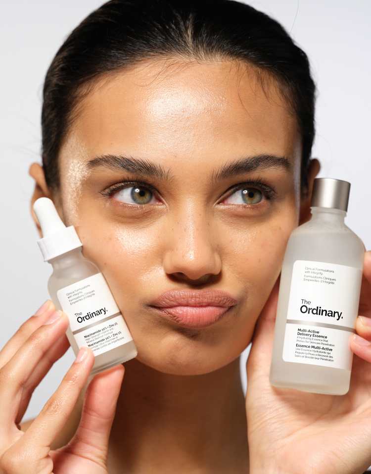 Inicio de rutina de skincare en piel latina
