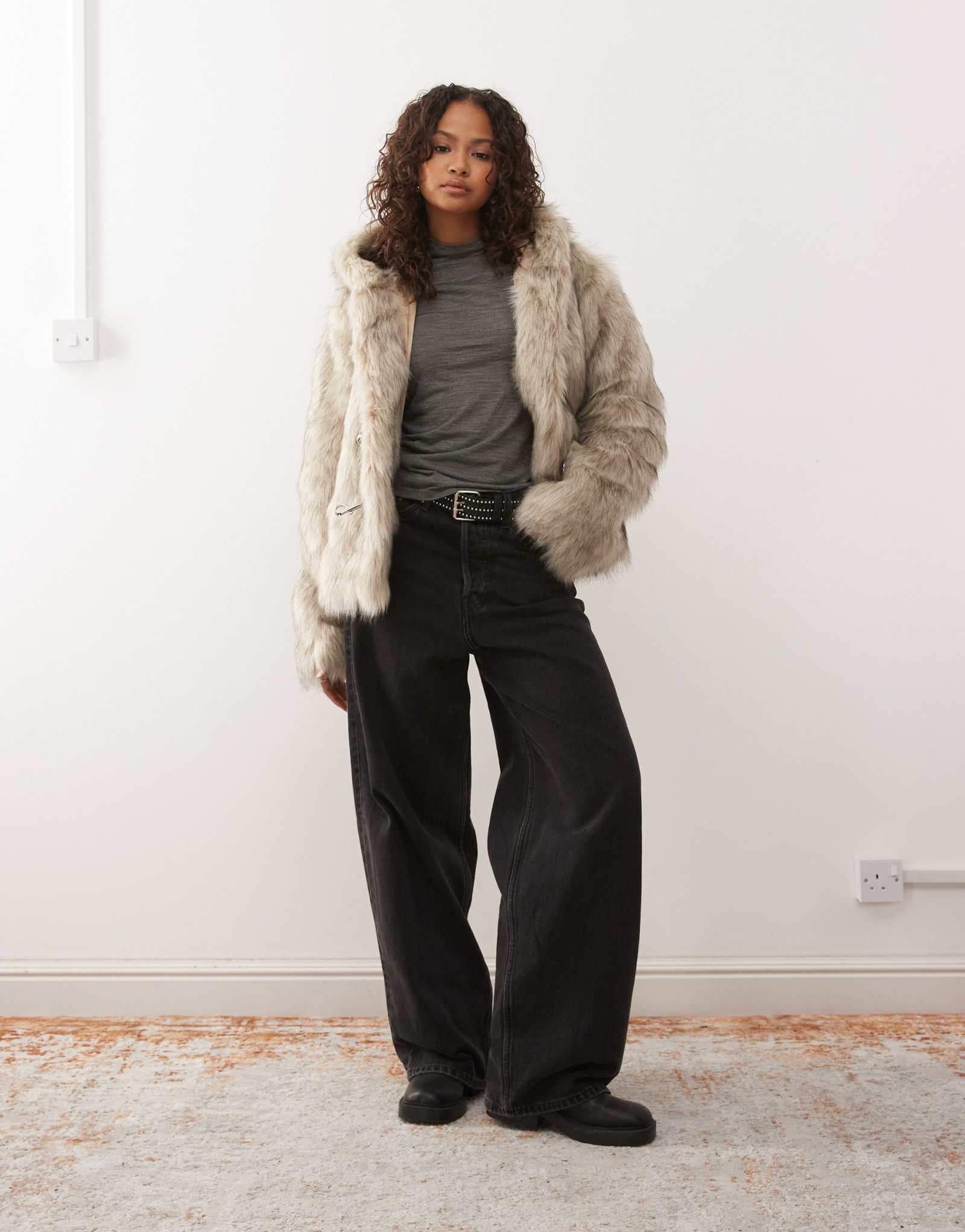 Рваная шуба из искусственного меха Priest с капюшоном цвета песка