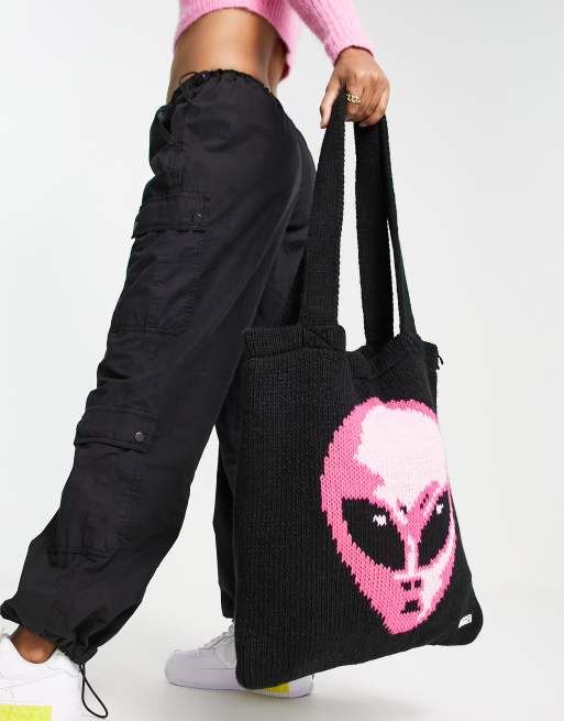 The Ragged Priest – Gestrickte Tragetasche in Schwarz mit rosa Alien-Motiv, 3 von 4