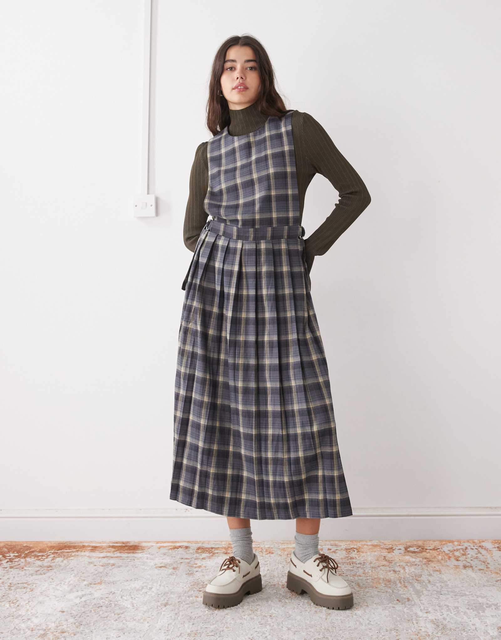 Оборванный священник в плиссированном переднике из серой шотландки