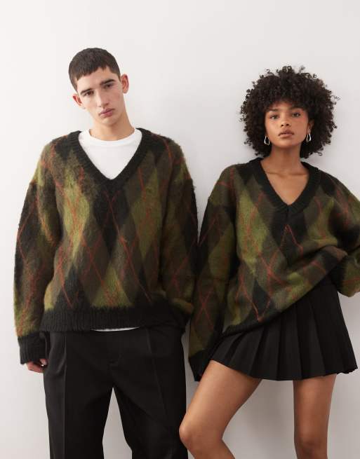 The Ragged Priest unisex argyle fuzzy v neck jumper in green, 3 of 4