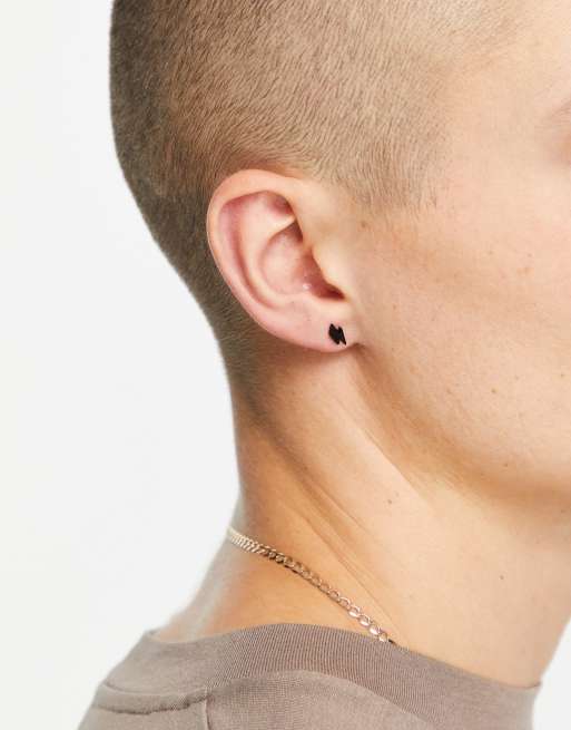 The Status Syndicate – Creole mit Totenkopfanhänger und ein Ohrstecker in Silberoptik mit Blitzdetail